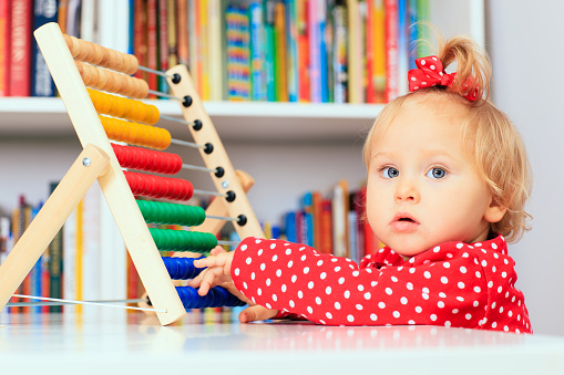 Enfant hyperstimulé, régression assurée ? 