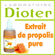 Extrait de propolis pure brune d'origine Française . Vitalité, sphère ORL et hygiène buccale Extrait liquide en flacon de 100 ml (100% Propolis) Fabrication française contrôlée / Garantie sans conservateur / Concentration optimale La propolis est un mélange naturel complexe de substances actives dont des flavonoïdes, des huiles essentielles et des acides aromatiques mais aussi des substances inactives comme des cires, des matières minérales et organiques, des impuretés. Elle est utilisée par les abeilles pour recouvrir l'intérieur de la ruche et assurer étanchéité et asepsie. Les actifs de la propolis sont issus dans des conditions douces par un procédé non-dénaturant de macération dans un mélange eau/glycérine végétale garantie sans OGM et sans huile de palme. Cela permet d'avoir un extrait de propolis pure, adapté à tous, qui remplace un sirop.Elle est connue depuis toujours pour ses propriétés sur la sphère ORL, l'hygiène buccale et la vitalité.
