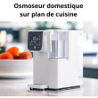 Osmoseur domestique sur plan de cuisine Boire une eau pure c'est possible avec l'osmoseur domestique sur plan de cuisine. L'eau osmosée est la meilleure eau pour le thé, café, biberon et la boisson. L’Osmoseur domestique sur plan de cuisine se branche sur une prise de courant électrique. Il transforme l'eau du robinet en une eau osmosée pure, sans calcaire. Avec une installation facile et un design compact, cet appareil vous permet de bénéficier d’une eau saine et savoureuse directement dans votre cuisine. Idéale pour le thé, café et les biberons. 